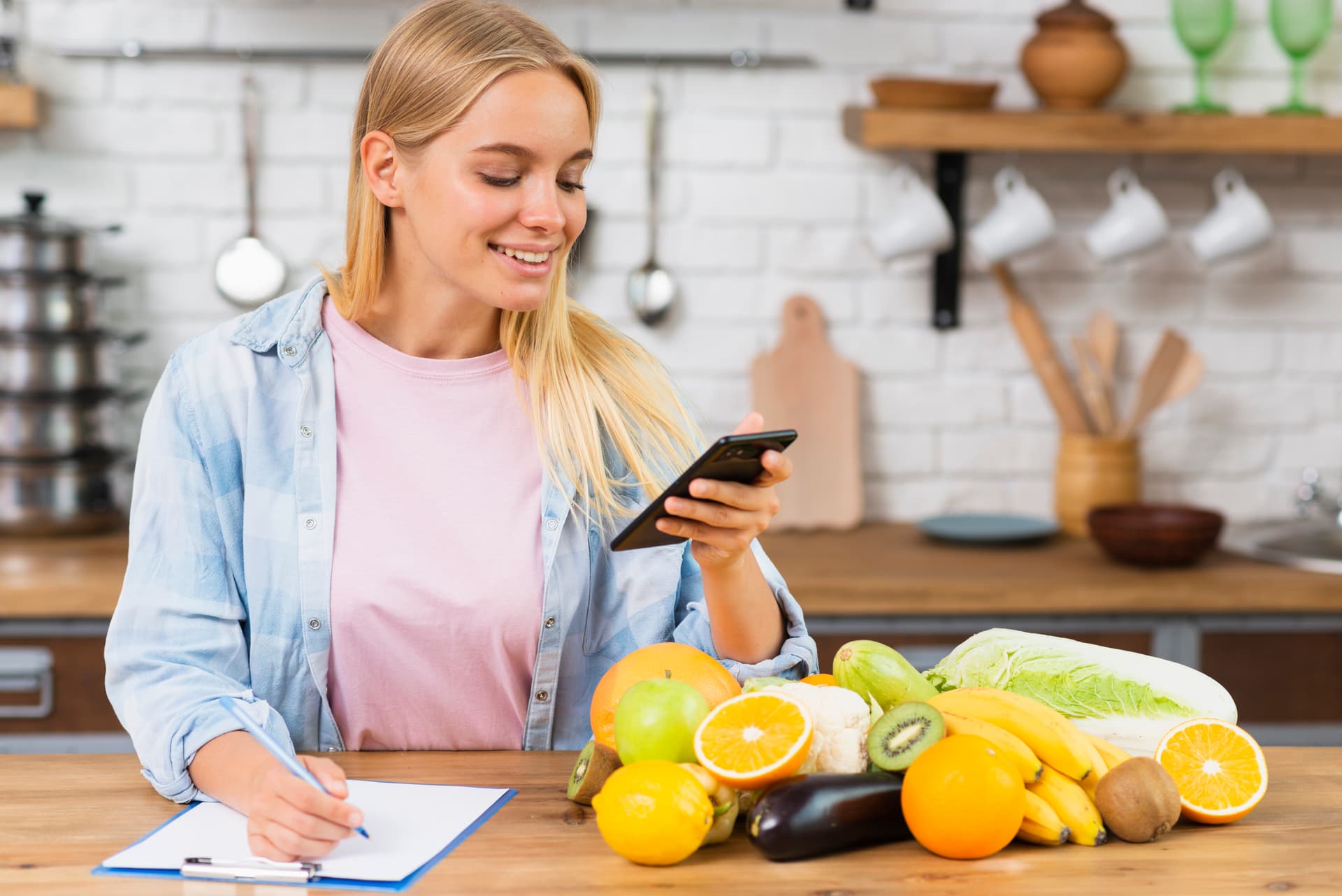 Nutricionista acompanhando plano alimentar pelo WhatsApp no celular